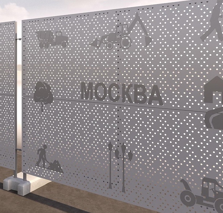 Перфорированный забор на бетонных опорах с изображением
